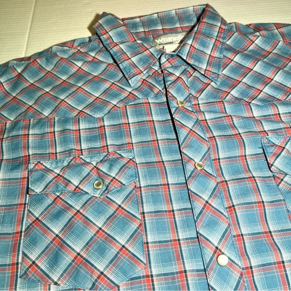 Wrangler Pearl Snap Men's Blue and Red Plaid Button Down Shirt - Picture 4 of 9